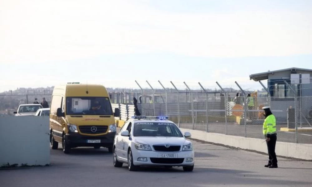 Φτάνουν σε όλη την Ελλάδα τα εμβόλια της επιχείρησης «Ελευθερίας»